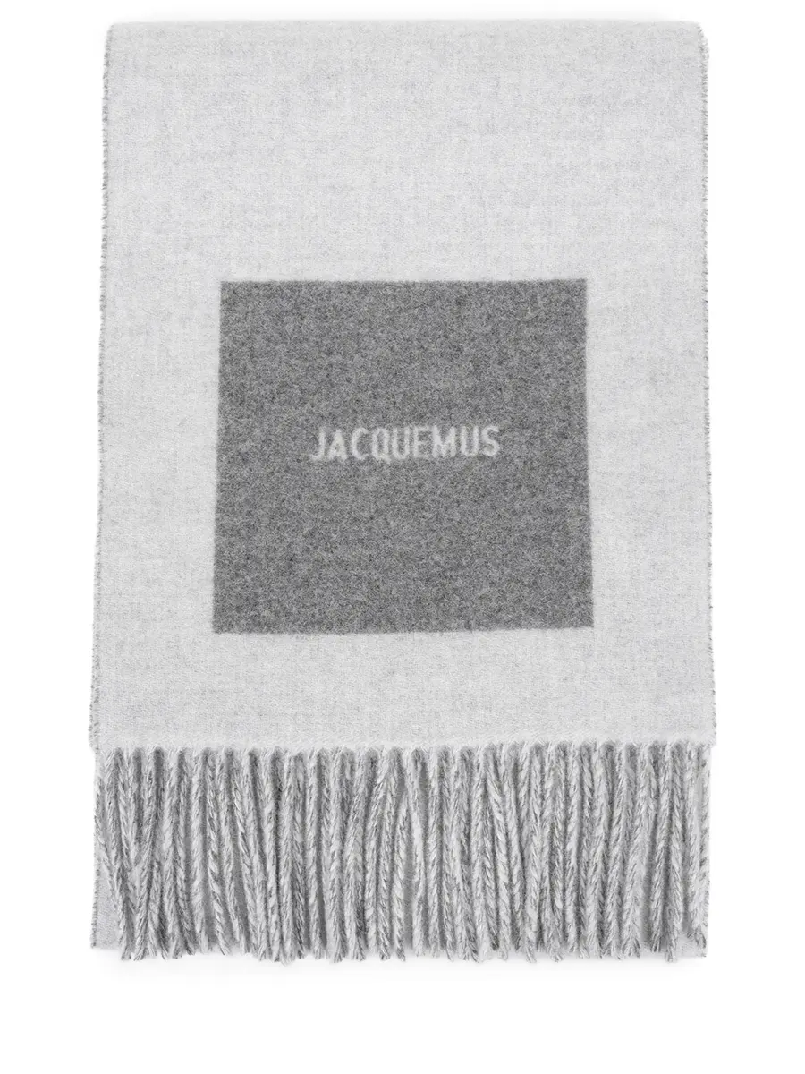 Шарф шерстяной JACQUEMUS 24HACU00579AOT4044 915 Серый 