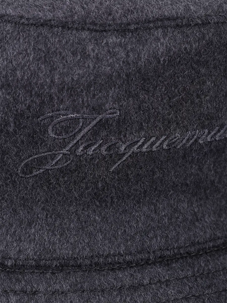Панама шерстяная JACQUEMUS 25HACU00778AW00701 970 Серый  Фото 3