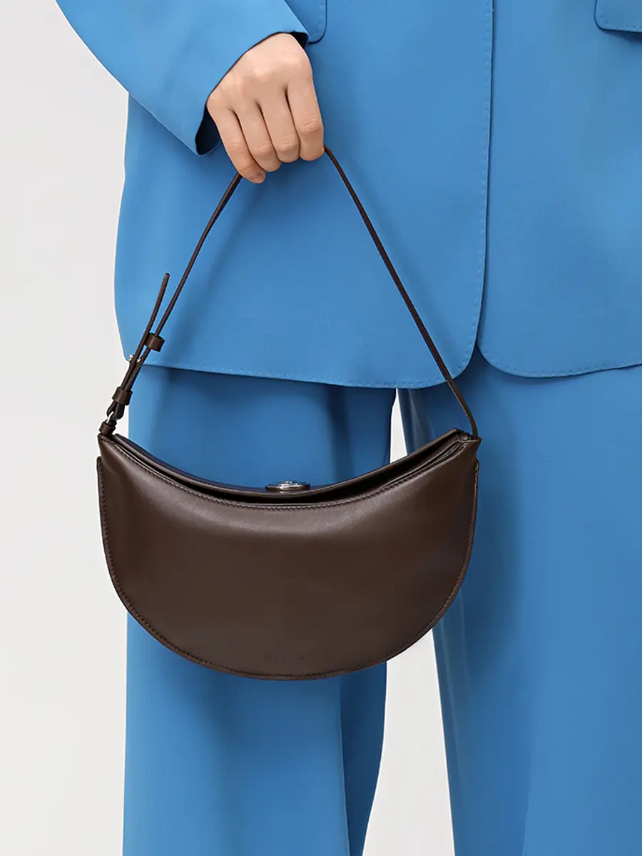 Сумка кожаная La Pochette Ovalo JACQUEMUS 25HBAW00444AC18A08 890 Коричневый  Фото 2